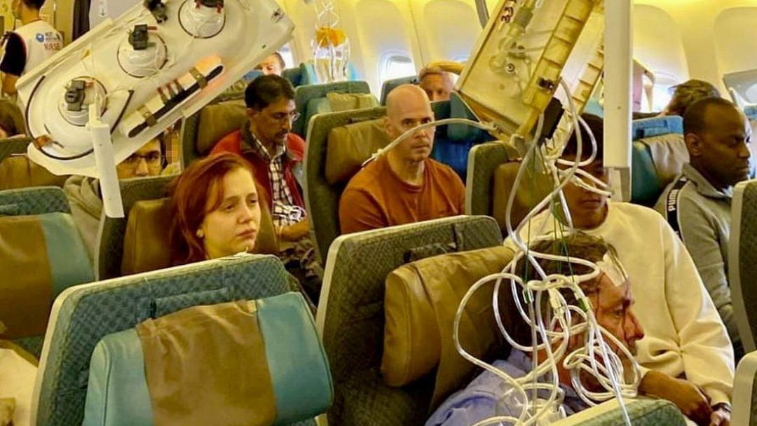 Şiddetli t&uuml;rb&uuml;lans nedeniyle onlarca kişinin yaralandığı bir kişinin &ouml;ld&uuml;ğ&uuml; Singapur u&ccedil;ağının yolcuları o anları anlattı... "Nereye baksanız başka bir yaralanma vardı"