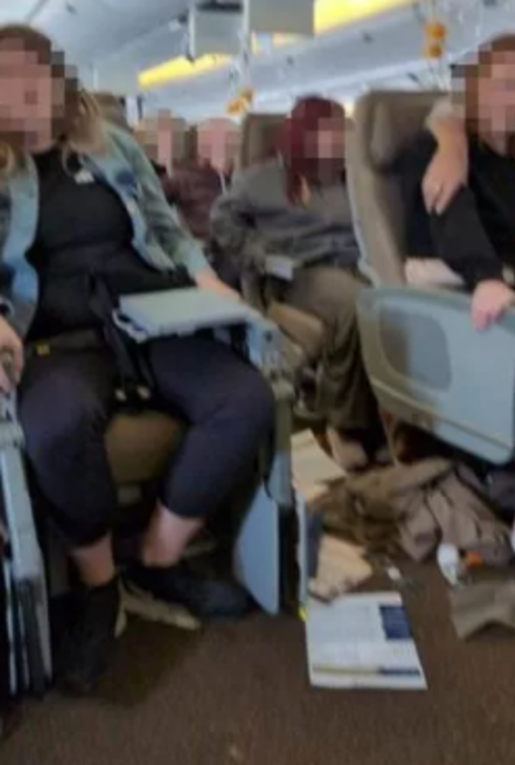 Şiddetli türbülans nedeniyle onlarca kişinin yaralandığı bir kişinin öldüğü Singapur uçağının yolcuları o anları anlattı... "Nereye baksanız başka bir yaralanma vardı" G3