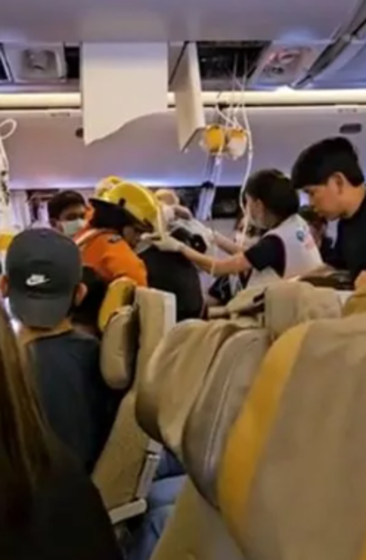 Şiddetli türbülans nedeniyle onlarca kişinin yaralandığı bir kişinin öldüğü Singapur uçağının yolcuları o anları anlattı... "Nereye baksanız başka bir yaralanma vardı" G5