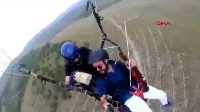 Gökyüzünde ilginç anlar! Kemanıyla İzmir Marşı'nı çaldı