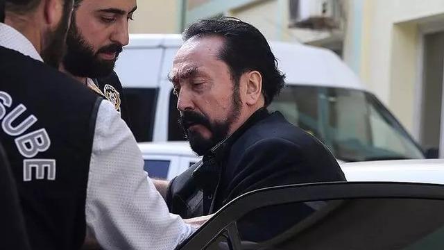 Adnan Oktar davası devam ederken yabancı uyruklu kişi ses kaydı aldı, mahkeme heyeti fark etti!