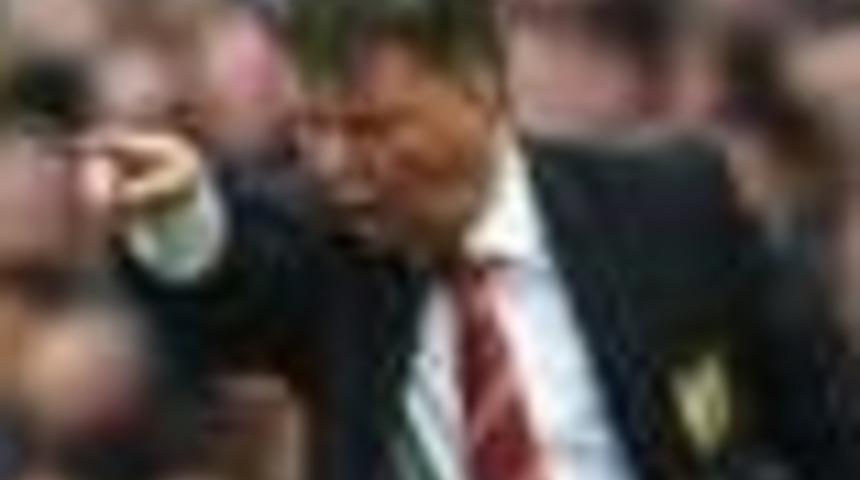 Manchester United Van Gaal'ı kovdu, Mourinho'yu bekliyor