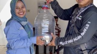 3 yıl boyunca bozuk para biriktirdi! 4 su şişesi dolusu bozuk parayla ev peşinatını ödedi... Tek tek saydılar