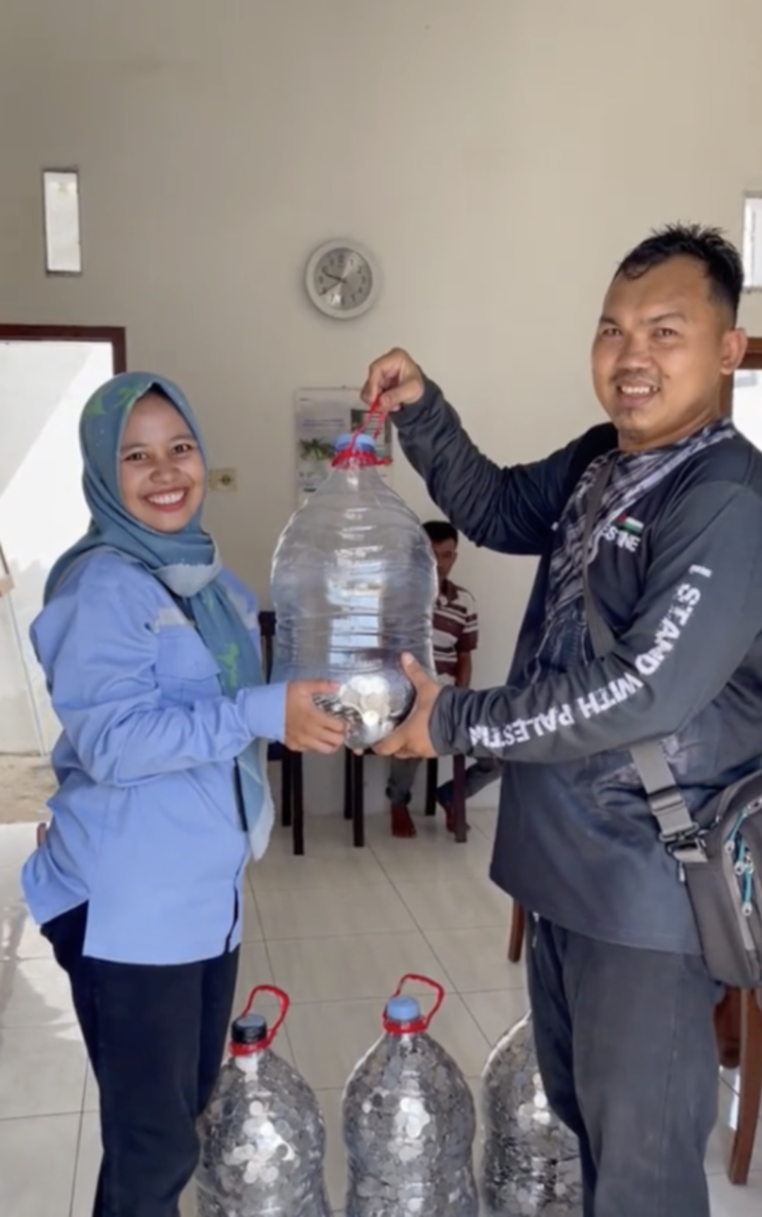 3 yıl boyunca bozuk para biriktirdi! 4 su şişesi dolusu bozuk parayla ev peşinatını &ouml;dedi... Tek tek saydılar