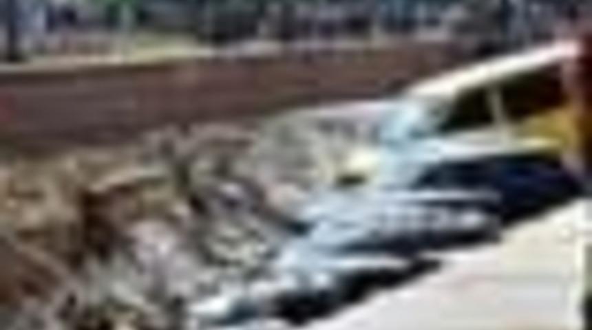 Floransa’nın merkezinde yol çöktü, araçlar çukura düştü