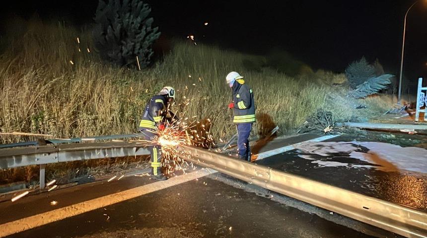 Kocaeli'de devrilen tırın sürücüsü yaralandı