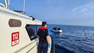 İzmir açıklarında biri sürüklenen 2 bottaki 44 düzensiz göçmen kurtarıldı