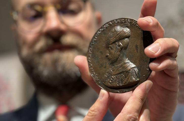 Manisa'dan Londra'ya... 574 yıllık yolculuk! Fatih Sultan Mehmet'in tılsımlı madalyonu satışa çıkarıldı: İşte verilen teklif