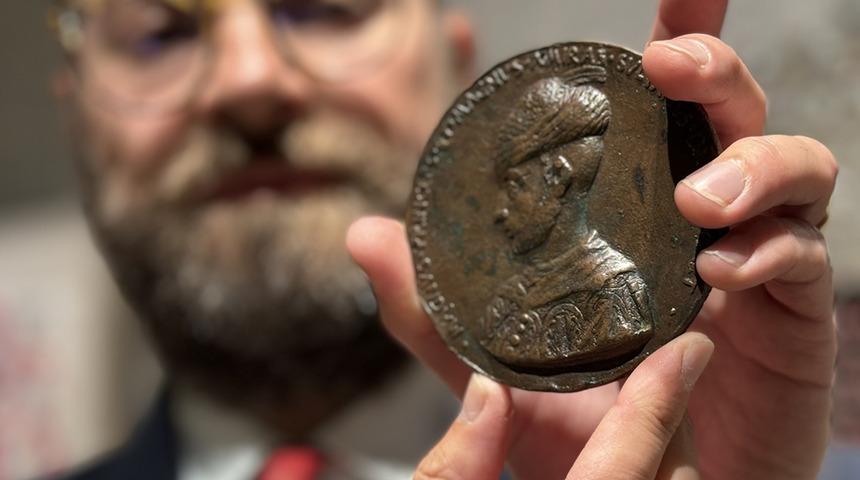 Manisa'dan Londra'ya... 574 yıllık yolculuk! Fatih Sultan Mehmet'in tılsımlı madalyonu satışa &ccedil;ıkarıldı: İşte verilen teklif