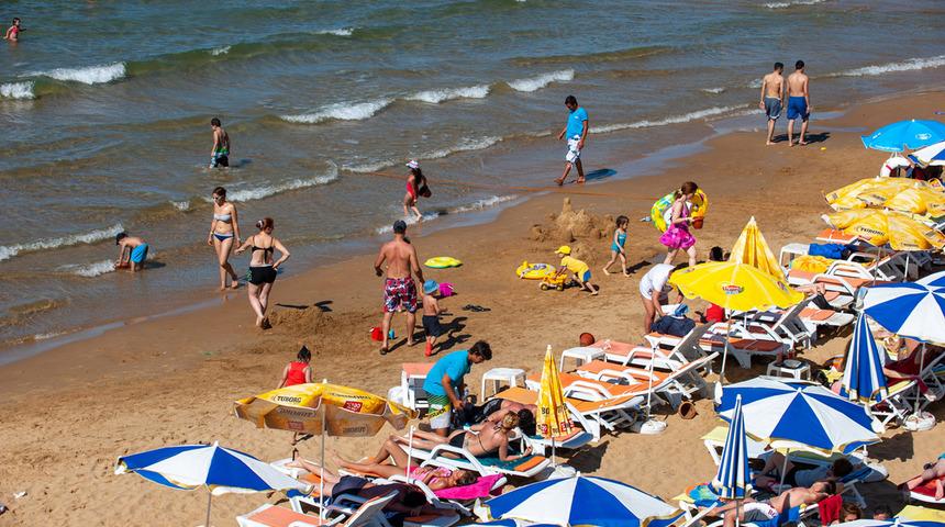 Ne &Ccedil;eşme ne Bodrum... İstanbul'da bile plajlar cep yakıyor! Tatilde şehirde kalanlar i&ccedil;in de fiyatlar 1000 TL'yi buluyor