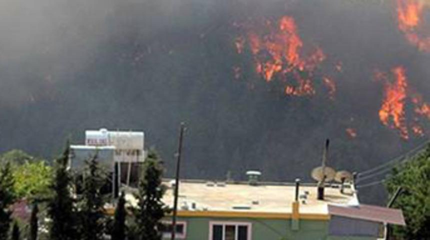 Sınırdaki yangın evlere yaklaştı