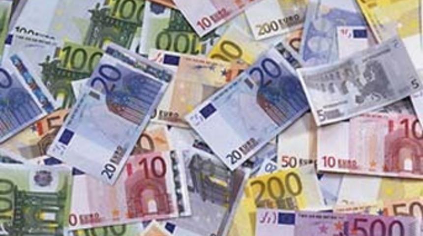 '550 bin euro'yu makasla kesip intihar etti!