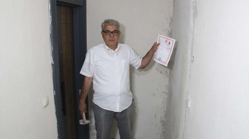 Muhtarın satın aldığı dairenin kapısına duvar ördüler! Müteahhidin saldırısına uğradı 'Değeri 500 bin TL'yken 110 bin TL'ye aldı' Arbedede tapu senedi de parçalandı