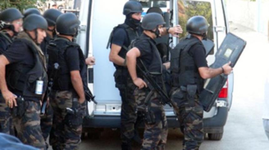 Ailesini rehin aldı