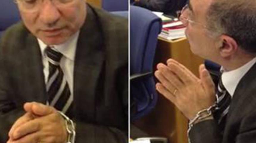 CHP'li vekil Meclis'te ellerini zincirledi