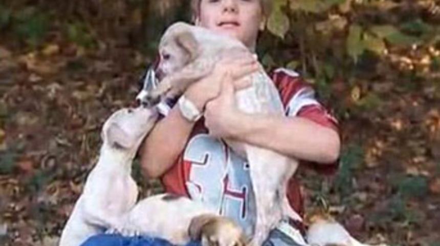 Ormanda köpeklere sarılarak hayatta kaldı