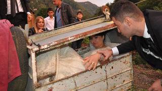 Gelin yeni evine böyle gitti