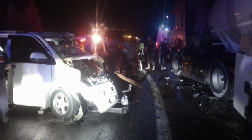 Kız isteme dönüşü feci kaza! Minibüs ile tanker çarpıştı: 6'sı ağır 14 yaralı