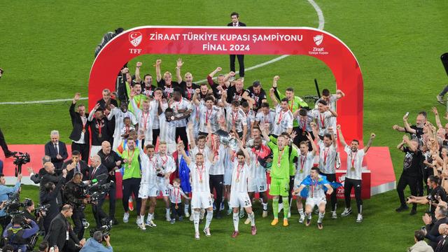 SON DAKİKA: Beşiktaş 11'nci kez Türkiye Kupası'nın sahibi oldu! Siyah-Beyazlılar Trabzonspor'u geriden gelip mağlup etti