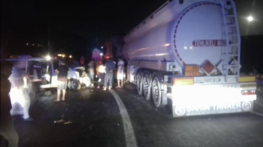 Mersin'de minibüs ile akaryakıt yüklü tankerin çarpışması sonucu 14 kişi yaralandı
