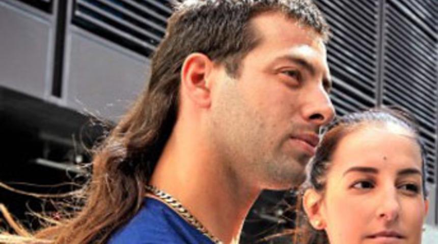 Sa&ccedil;ı y&uuml;z&uuml;nden bardan kovuldu