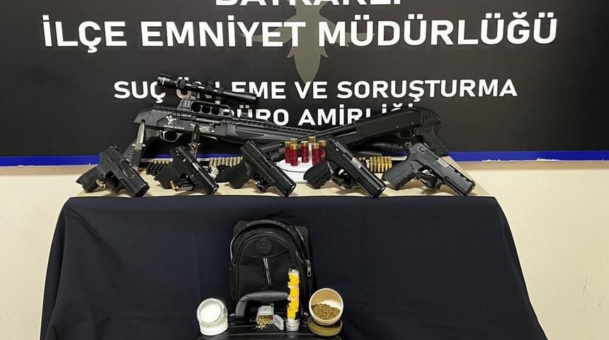 İzmir'de uyuşturucu operasyonunda yakalanan 2 şüpheli tutuklandı