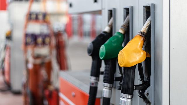 Son dakika: AKARYAKITA İNDİRİM geliyor! Petrol fiyatları geriledi, benzinde tabela değişiyor! (24 Mayıs 2024 güncel benzin-motorin fiyatları)