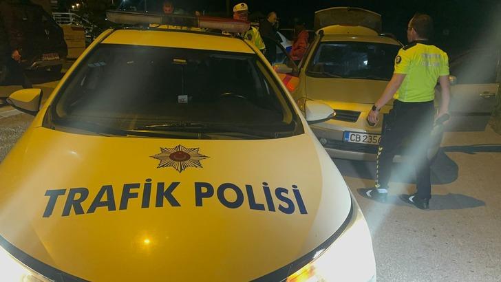 Arabaya 17 kişi binip polisten kaçmaya çalıştılar: Kaçak göçmenlerin dermanı kesilmiş! Edirne'de nefes kesen kovalamaca G3