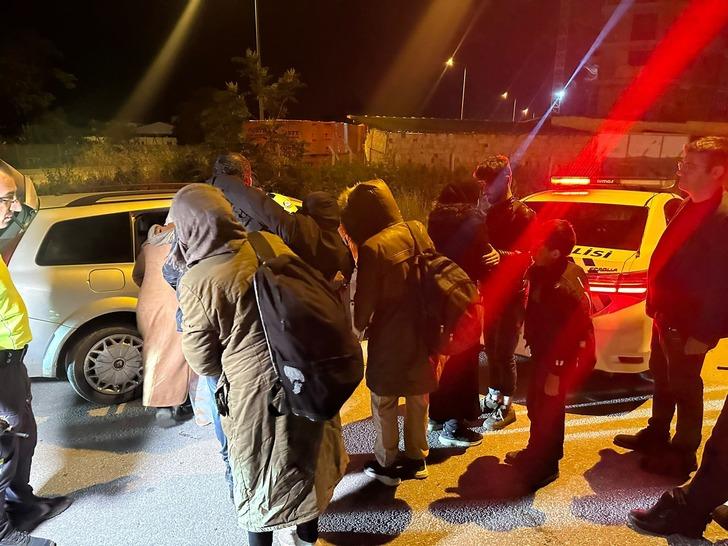 Arabaya 17 kişi binip polisten kaçmaya çalıştılar: Kaçak göçmenlerin dermanı kesilmiş! Edirne'de nefes kesen kovalamaca G4