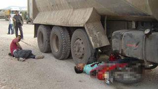 Asker kamyonun altına girdi!