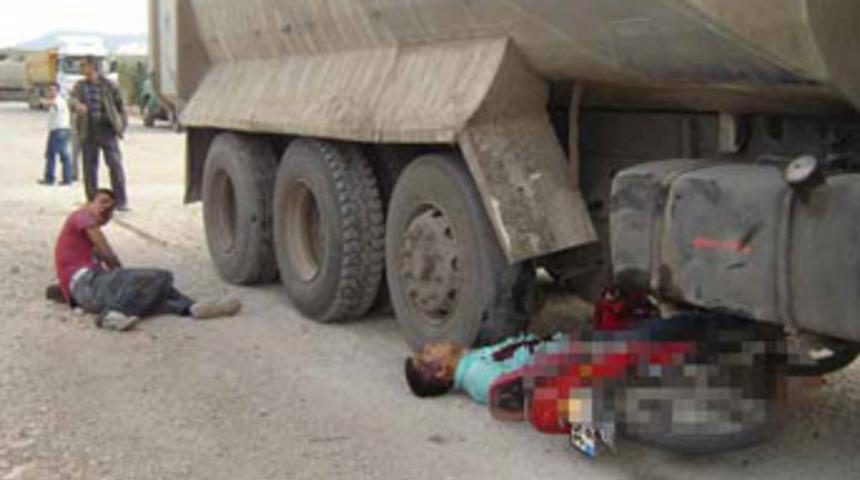 Asker kamyonun altına girdi!