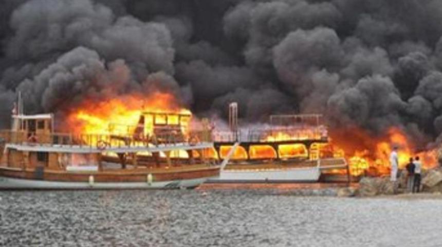 İzmir'de 20 tekne kül oldu!