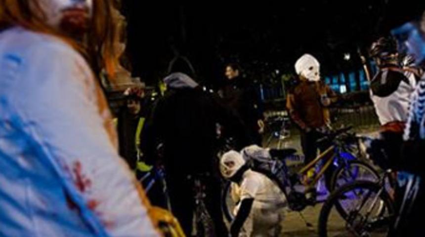 'Cadılar Bayramı'nda &ouml;ld&uuml;ren izdiham