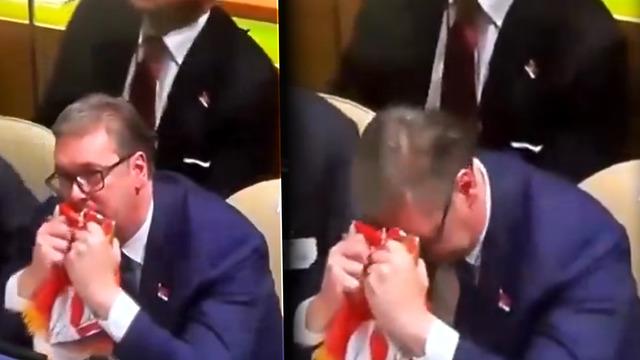 Cumhurbaşkanı Vucic'i gözyaşlarına boğan karar! Bayrağa sarılıp ağladığı anları dünya konuşuyor