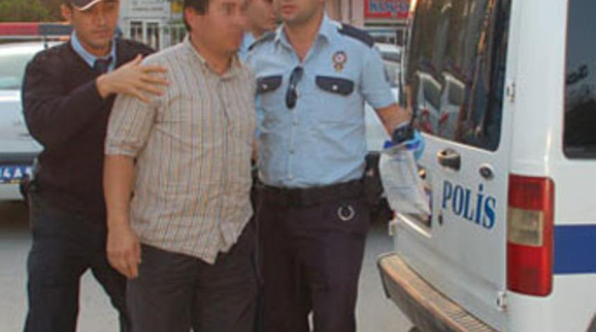 Herkesin önünde yavru köpeğin boğazını kesti