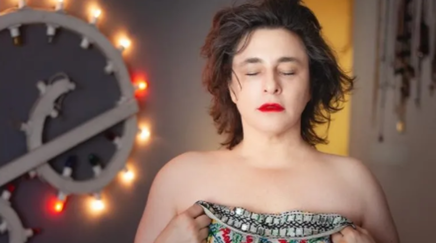 Cannes yorumu olay olmuştu! Hudutsuz Sevda'nın yıldızı Esra Dermancıoğlu tuvalet pozuyla dillere düştü! 'Ne anlatmak istiyor?' 