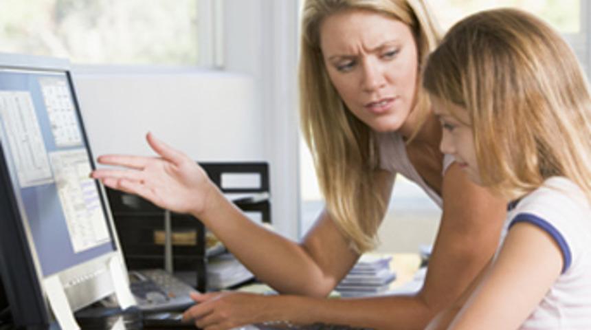 ''T&uuml;rk aileleri internette geri kalmış!''