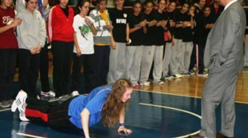 Tezah&uuml;rat yapmayana şınav cezası