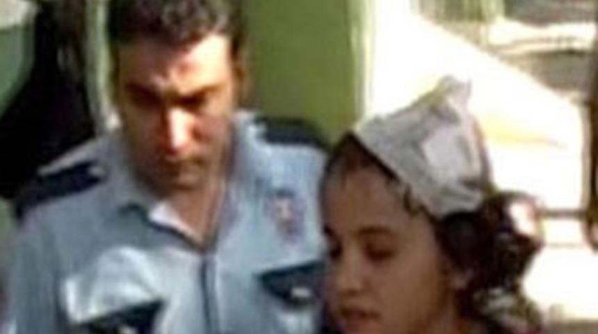 Yardıma gelen polisi bıçakladı