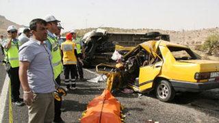 Mardin'de minibüsle taksi çarpıştı: 4 ölü