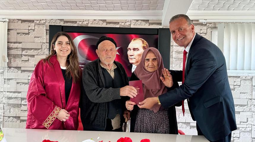 8 &ccedil;ocuk, 20 torun sahibi &ccedil;ift, 60 yıl sonra resmi nikah kıydırdı