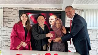 8 çocuk, 20 torun sahibi çift, 60 yıl sonra resmi nikah kıydırdı