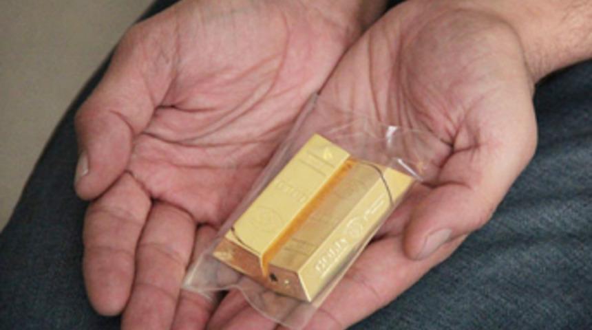 Tarla parasını altın görünümlü çakmağa verdi