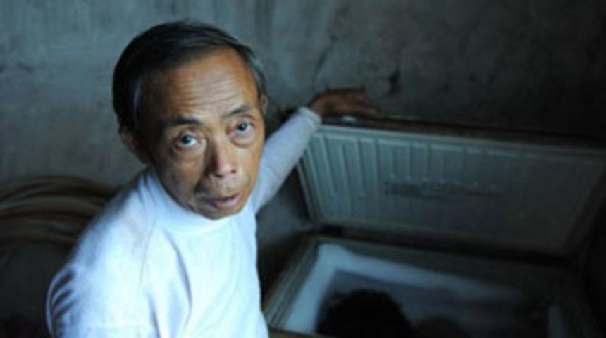 Oğlunun cesediyle yaşıyor!