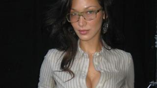 Ünlü model Bella Hadid'den sessiz Filistin eylemi! Kefiye elbisesi ile dikkat çekti