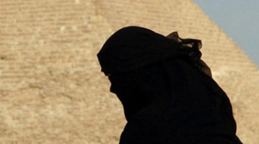 Başını &ouml;rtmeyince sa&ccedil;ını kesti