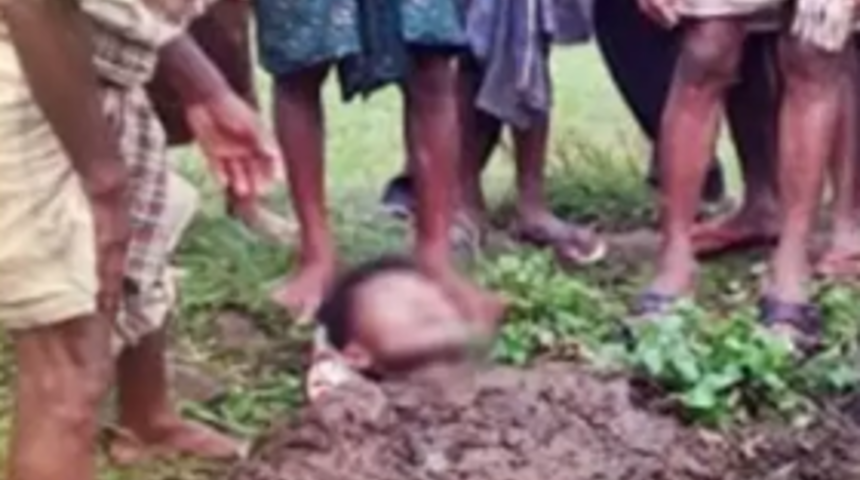 Üzerine yıldırım çarpmasına rağmen hayatta kalan adam tedavi için inek gübresiyle kaplanınca boğularak öldü