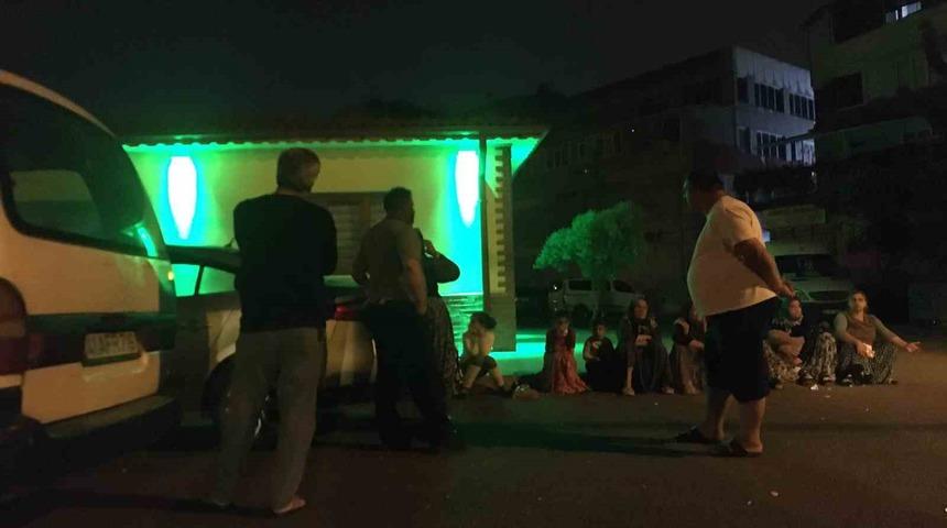 Telefonda başlayan tartışma sokağa taşındı! Bıçaklı kavgada 4 yaralı