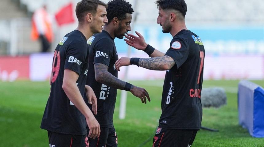 Fatih Karagümrük Süper Lig'e galibiyetle veda etti!