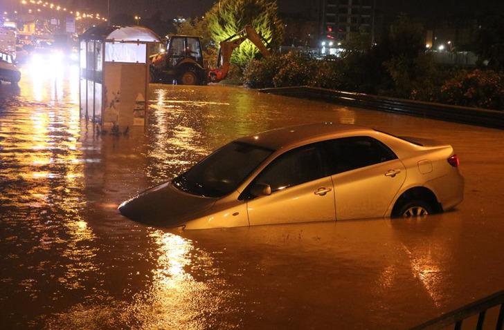 Turuncu kodlu uyarı verilmişti! Hatay'da şiddetli yağış... Caddeler göle döndü, araçlar suya gömüldü 18822478-728xauto